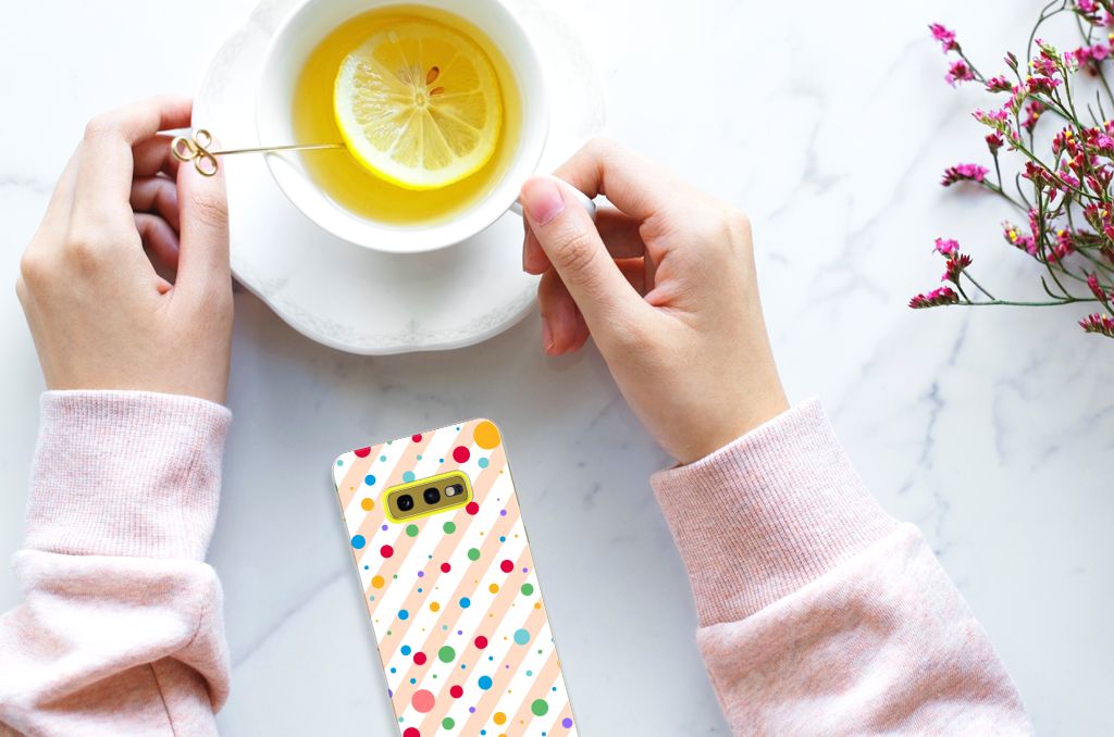 Samsung Galaxy S10e TPU bumper Dots met kleurrijke stippen, een stijlvol cadeau voor gebruiksgemak en bescherming.