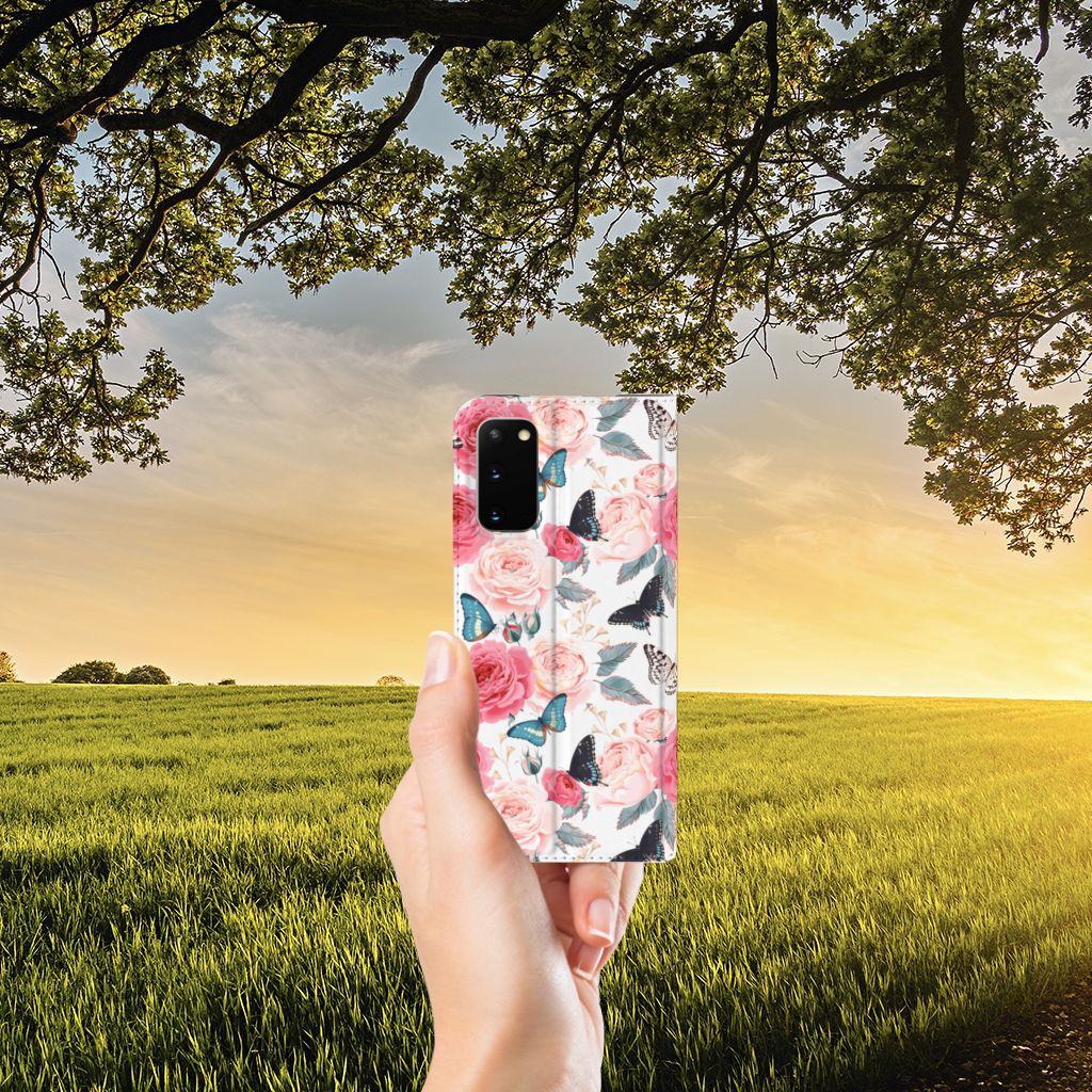 Samsung Galaxy S20 Smart Cover Butterfly Roses telefoonhoesje bloemen design hand aanzicht