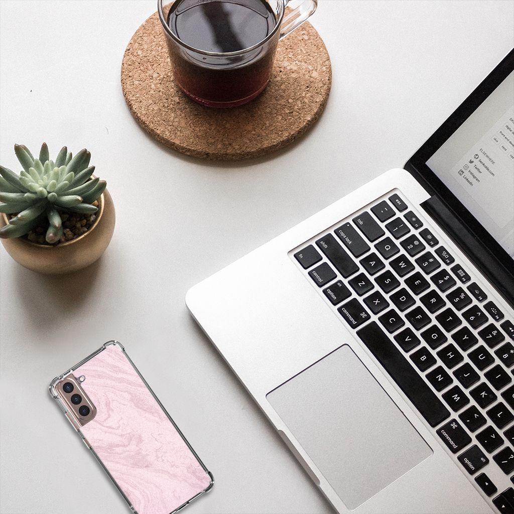 Samsung Galaxy S21 Plus Anti-Shock Hoesje Marble Pink aanzicht tafel laptop plant drankje