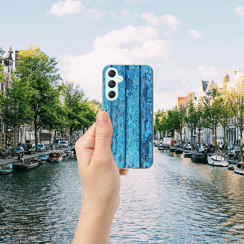 Samsung Galaxy S23 FE Bumper Hoesje Wood Blue achterzijde hand waterweg