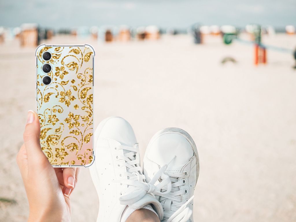 Samsung Galaxy S23 FE Case Gouden Bloemen achterzijde hand strand