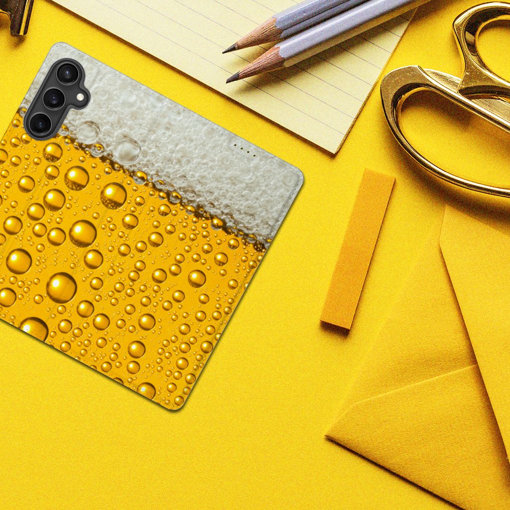 Samsung Galaxy S23 FE Flip Style Cover Bier met een bierprint en druppels voor optimale bescherming en uitstraling 🍺.