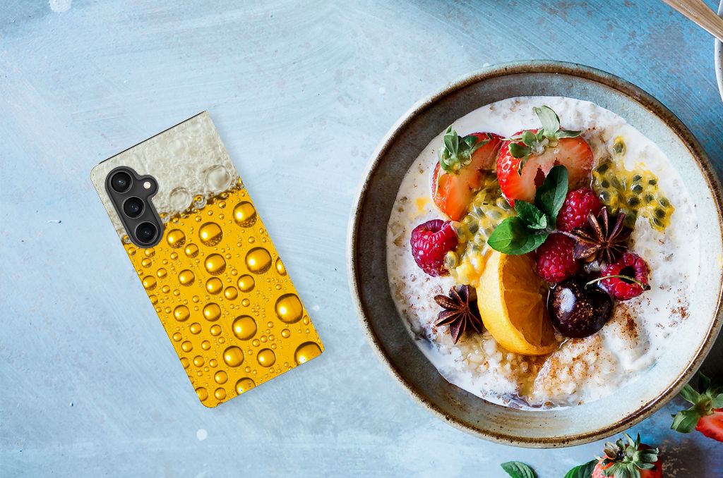 Samsung Galaxy S23 FE Flip Style Cover Bier naast een bowl met fruit, perfect als cadeau! 🍻