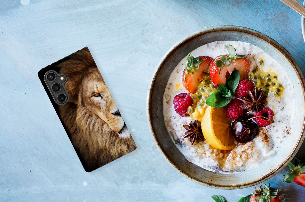 Samsung Galaxy S23 FE Hoesje maken Leeuw met een krachtige leeuw en een kleurrijke fruitschaal.