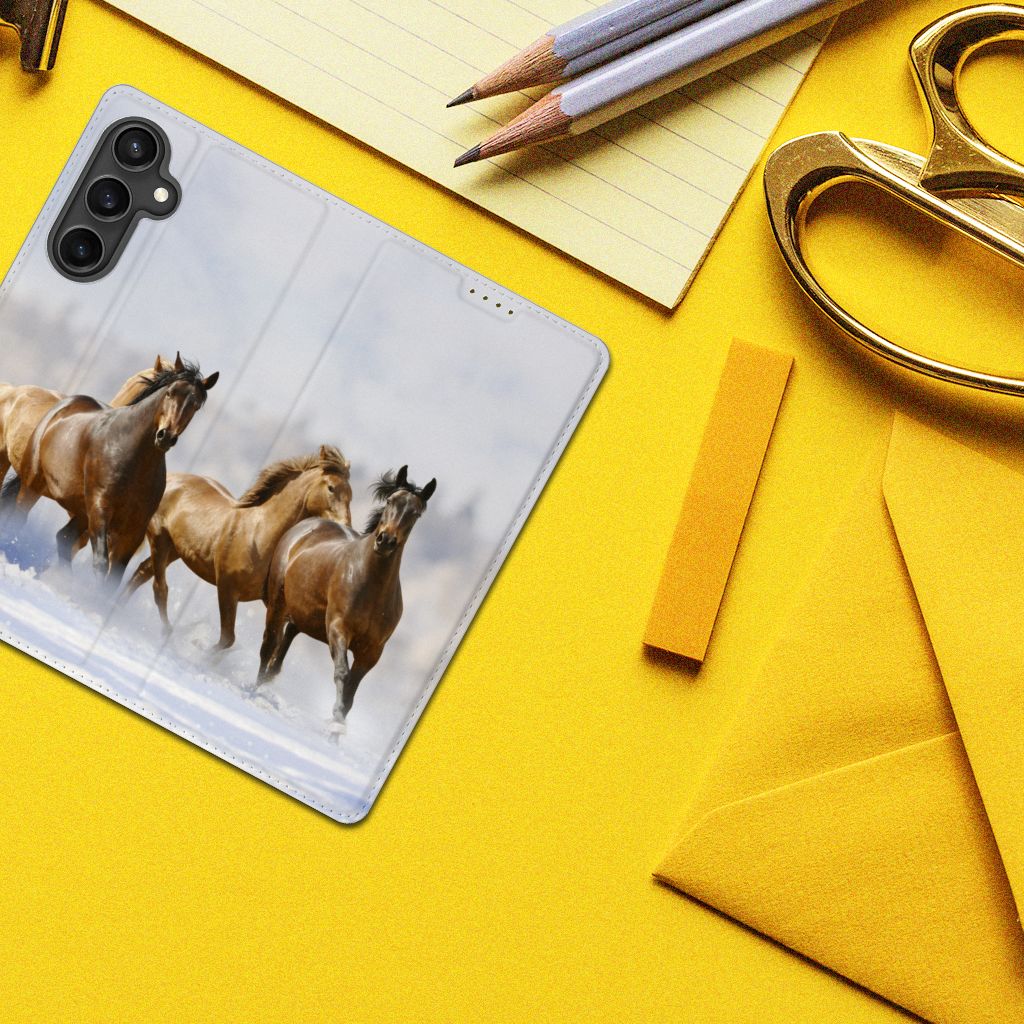 Samsung Galaxy S23 FE Hoesje maken Paarden met een print van rijdende paarden op een gele achtergrond.