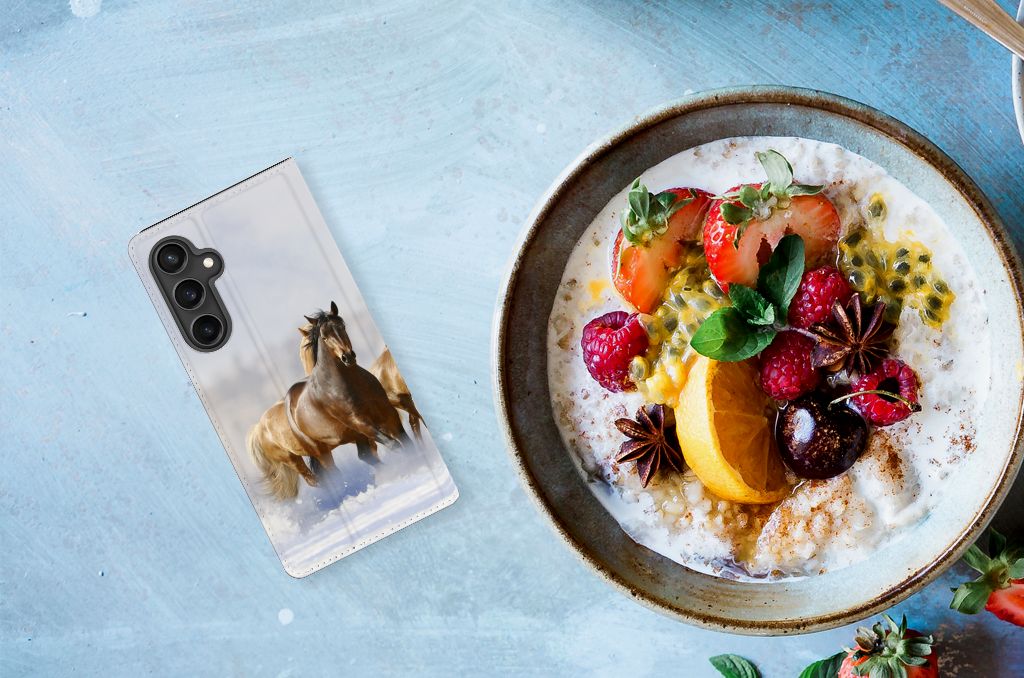 Samsung Galaxy S23 FE Hoesje maken Paarden met een mooi paarden ontwerp naast een kom fruitontbijt