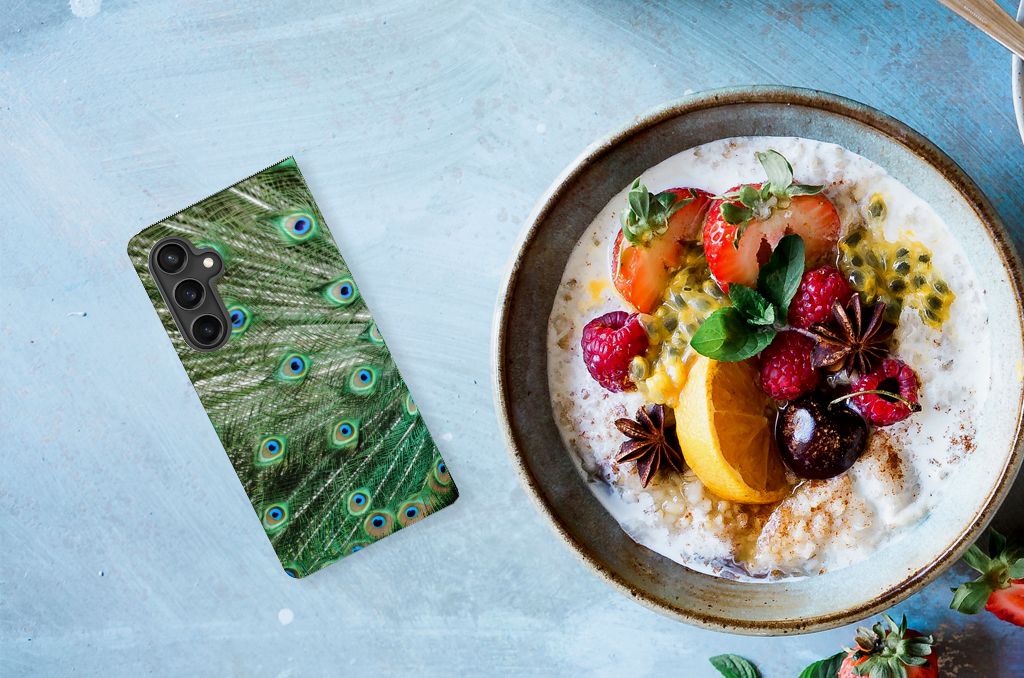 Samsung Galaxy S23 FE Hoesje maken Pauw telefoonhoesje met pauwenveren design naast fruitsalade