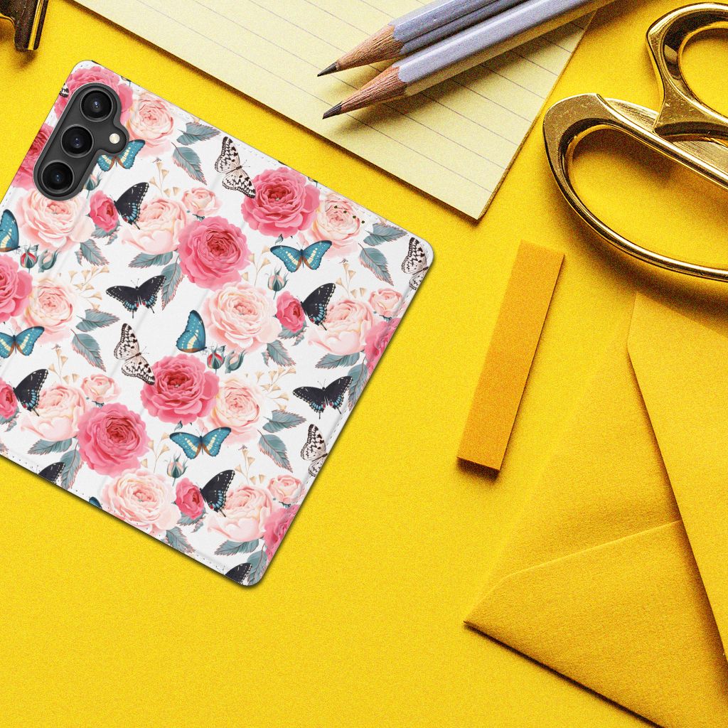 Samsung Galaxy S23 FE Smart Cover Butterfly Roses met een kleurrijk design van rozen en vlinders 🦋 voor bescherming en uitstraling.