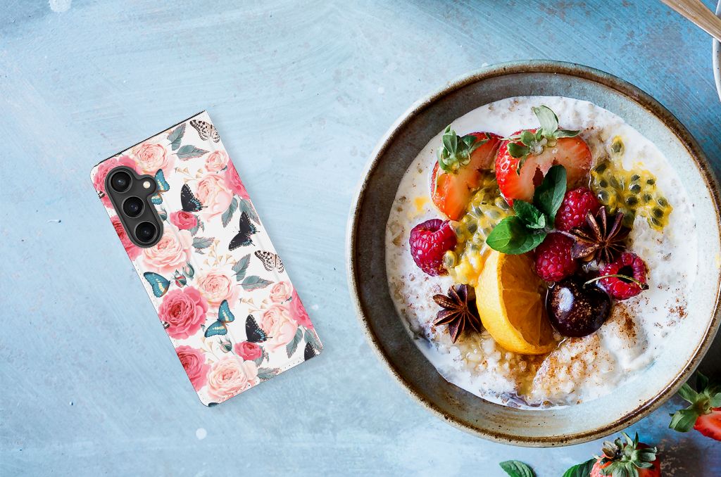 Samsung Galaxy S23 FE Smart Cover Butterfly Roses naast een kom met vers fruit en yogurt, perfect als cadeau! 🍑