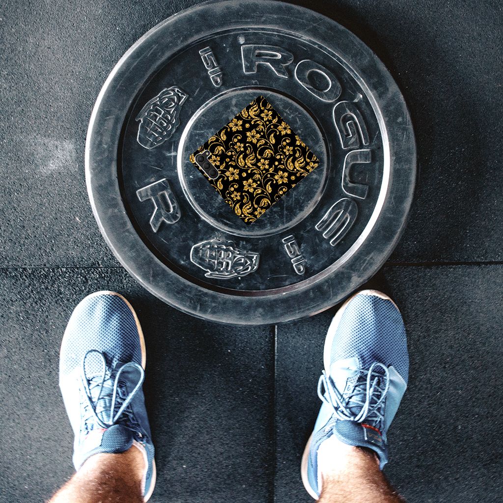 Samsung Galaxy S23 Smart Cover Gouden Bloemen design bovenkant met halterschijf en sneakers