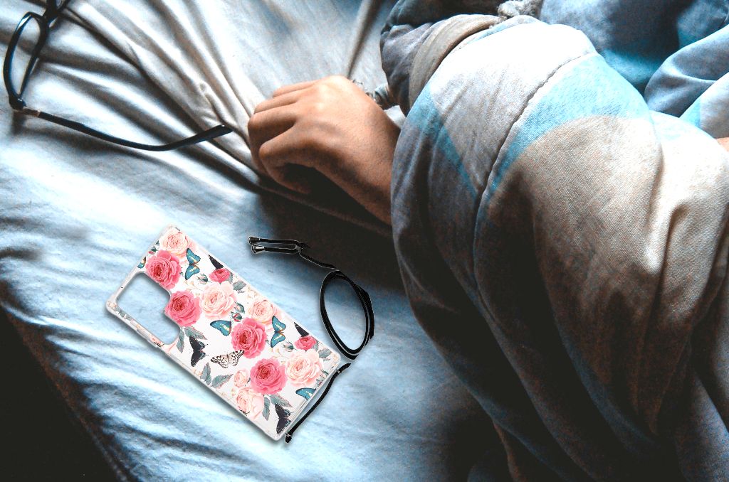 Samsung Galaxy S23 Ultra Case Butterfly Roses close-up met hand op bed