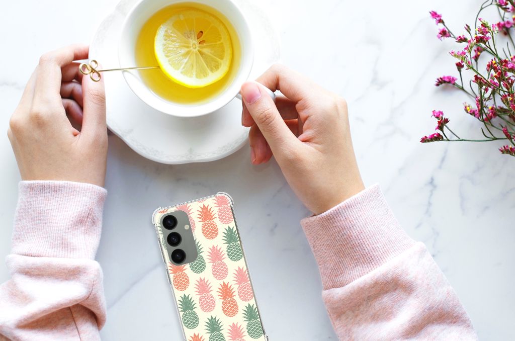 Samsung Galaxy S24 Beschermhoes Ananas handen kopje schotel tafel
