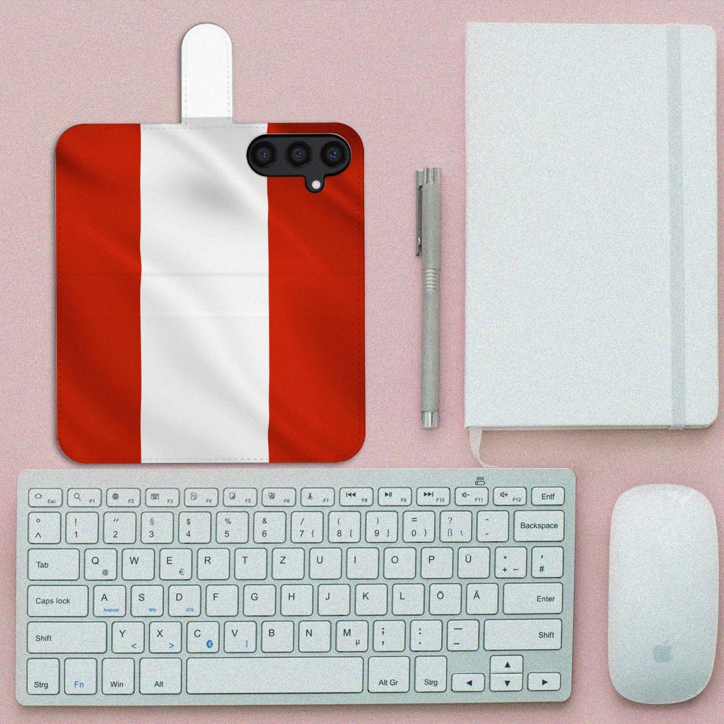 Samsung Galaxy S24 Bookstyle Case Oostenrijk vlag bovenaanzicht bureau