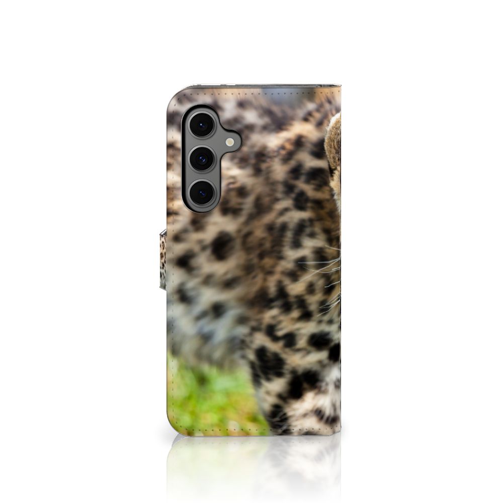 Samsung Galaxy S24 FE Telefoonhoesje met Pasjes Baby Luipaard design close-up