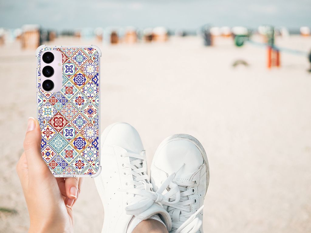 Samsung Galaxy S24 Plus Anti-Shock Hoesje Tiles Color strand hand sneakers