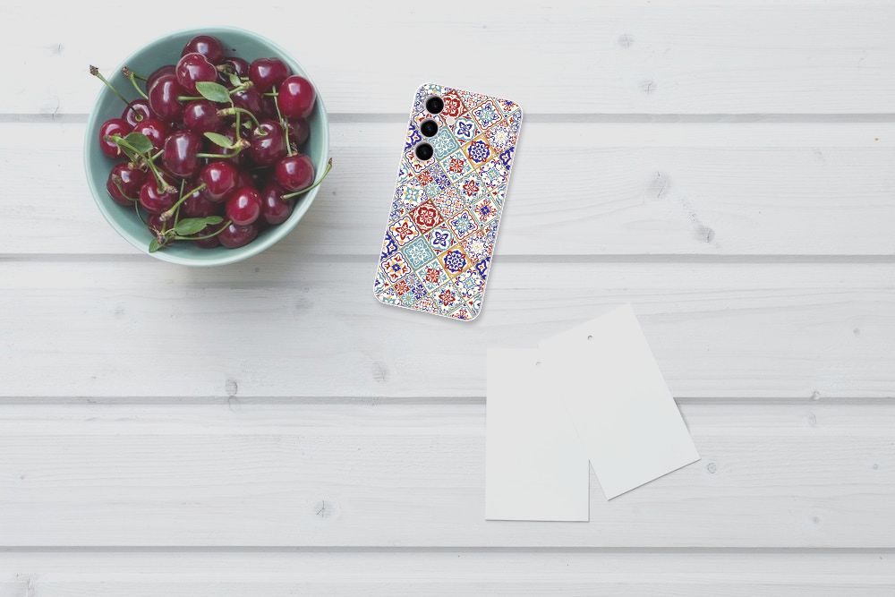 Samsung Galaxy S24 Plus TPU Siliconen Hoesje Tiles Color met kleurrijke patronen ligt naast een kom kersen 🍒.