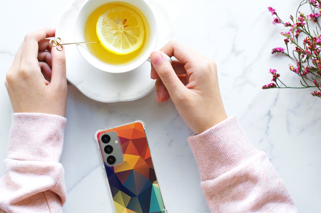 Samsung Galaxy S24 Shockproof Case Polygon Color hand met telefoon roze sweater citrus thee