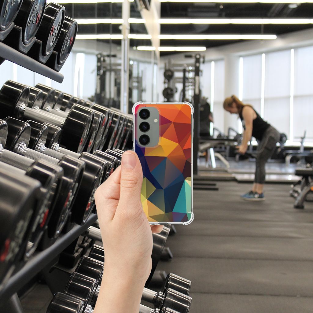 Samsung Galaxy S24 Shockproof Case Polygon Color hand met telefoon in sportschool