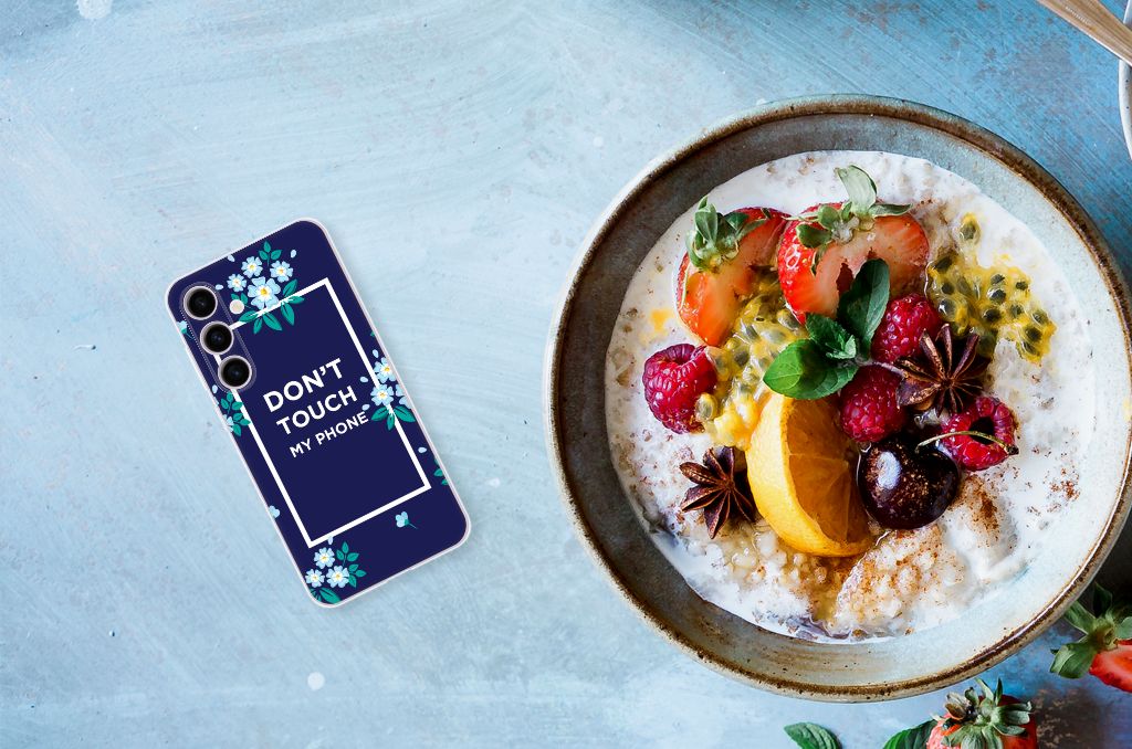Samsung Galaxy S24 Silicone-hoesje Flowers Blue DTMP telefoonhoesje don t touch my phone aanzicht