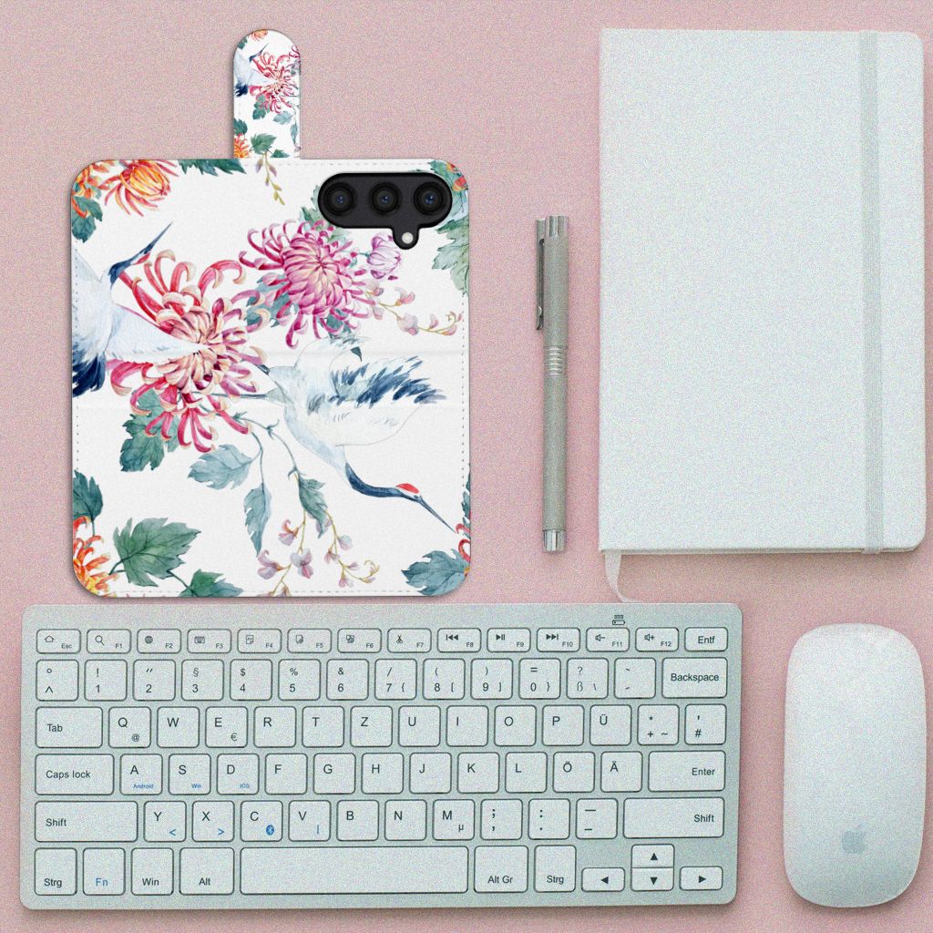 Samsung Galaxy S24 Telefoonhoesje met Pasjes Bird Flowers met kleurrijk bloemenmotief en ooievaars 🦩.