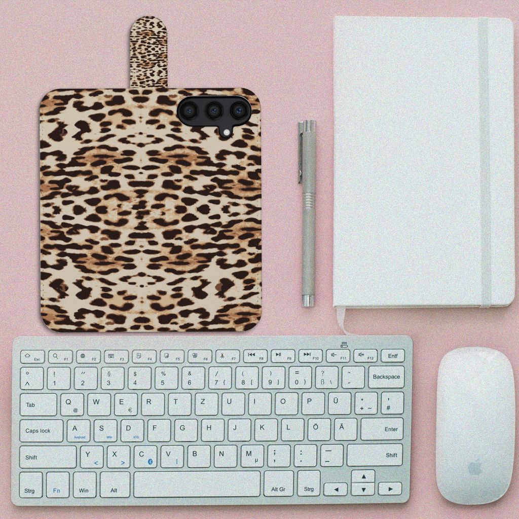 Samsung Galaxy S24 Telefoonhoesje met Pasjes Leopard dierenprint aanzicht bovenaanzicht