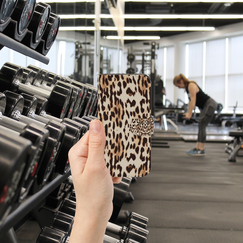 Samsung Galaxy S24 Telefoonhoesje met Pasjes Leopard dierenprint aanzicht handgym