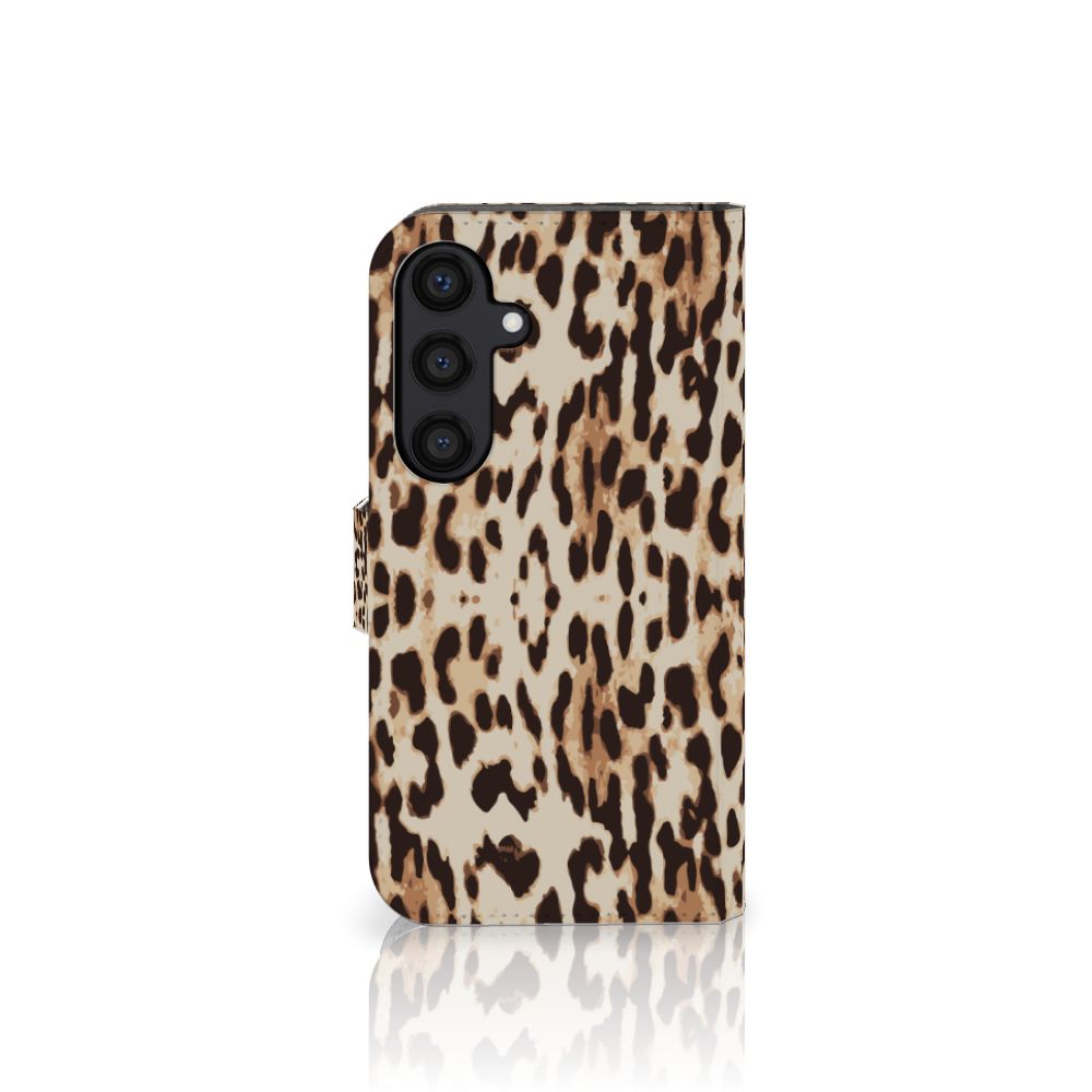 Samsung Galaxy S24 Telefoonhoesje met Pasjes Leopard hoesje leopard design zijaanzicht