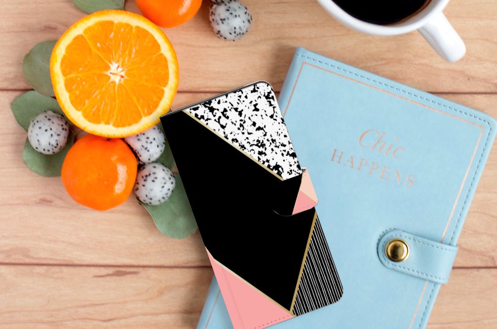 Samsung Galaxy S24 Ultra Book Case Zwart Roze Vormen naast een boek en fruit voor stijlvolle bescherming en gebruiksgemak.