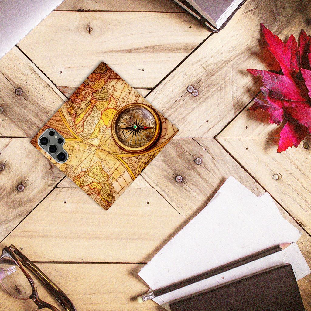 Samsung Galaxy S24 Ultra Book Cover Kompas op een houten tafel met kompas en kaartdetails. Perfect voor cadeau 🎁.