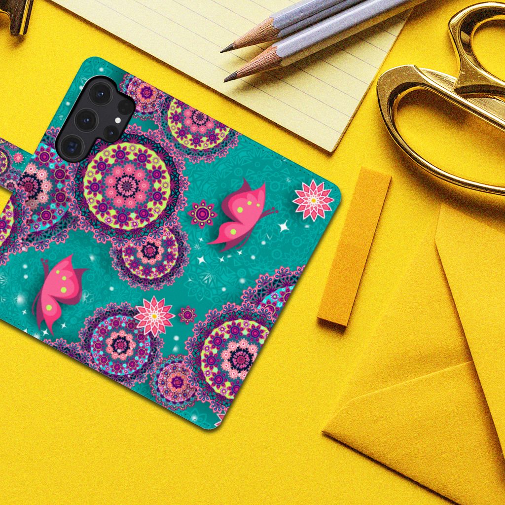 Samsung Galaxy S24 Ultra Hoesje Cirkels en Vlinders met kleurrijke patronen en vlinders 🦋 op een bureau.