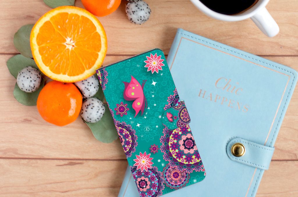 Samsung Galaxy S24 Ultra Hoesje Cirkels en Vlinders met kleurrijk design en fruit op een houten tafel.