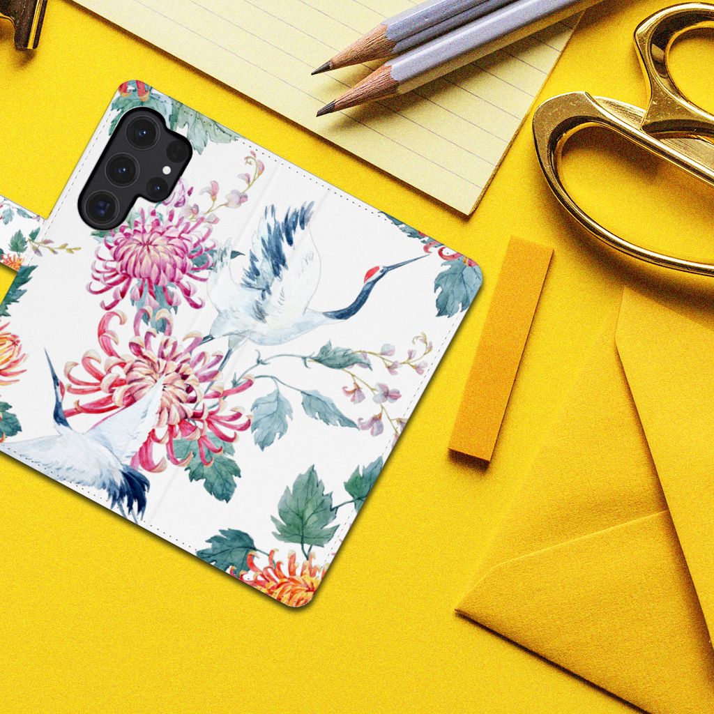 Samsung Galaxy S24 Ultra Telefoonhoesje met Pasjes Bird Flowers design met kleurrijke ooievaars en bloemen