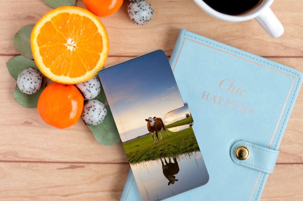 Samsung Galaxy S24 Ultra Telefoonhoesje met Pasjes Koe telefoonhoesje koeien weiland design vooraanzicht