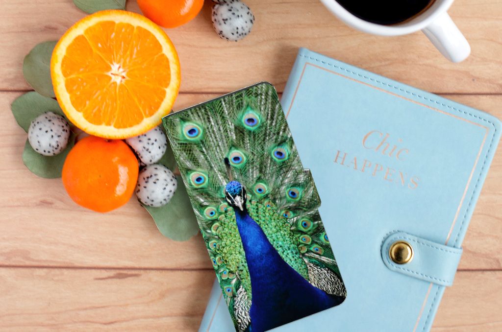 Samsung Galaxy S24 Ultra Telefoonhoesje met Pasjes Pauw op een houten tafel met fruit en een notitieboekje.