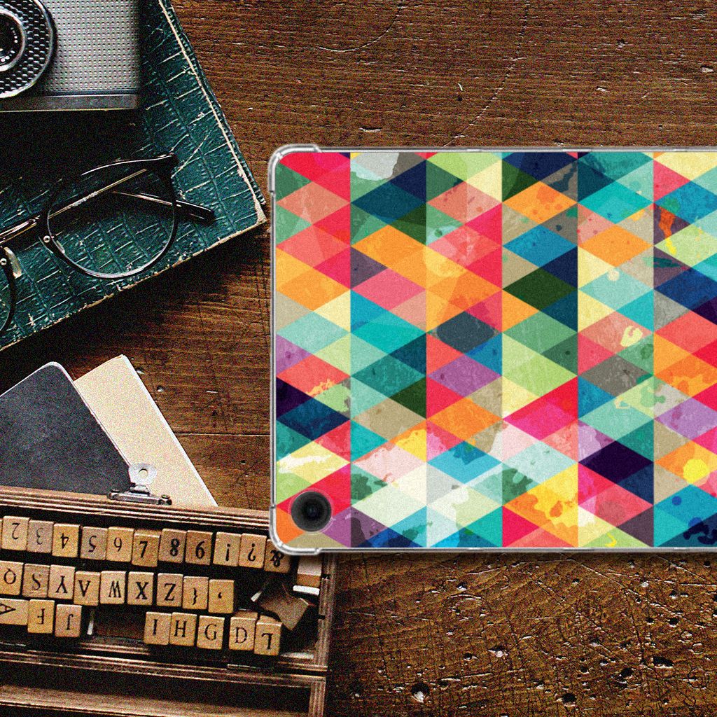 Samsung Galaxy Tab A9 Plus Hippe Hoes Geruit met kleurrijk geometrisch design en retro accessoires.