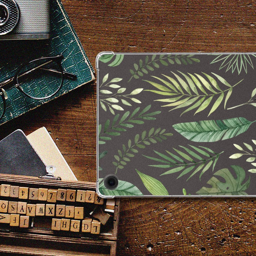 Samsung Galaxy Tab A9 Plus Siliconen Hoesje Leaves met groene bladeren op een houten tafel 🌿