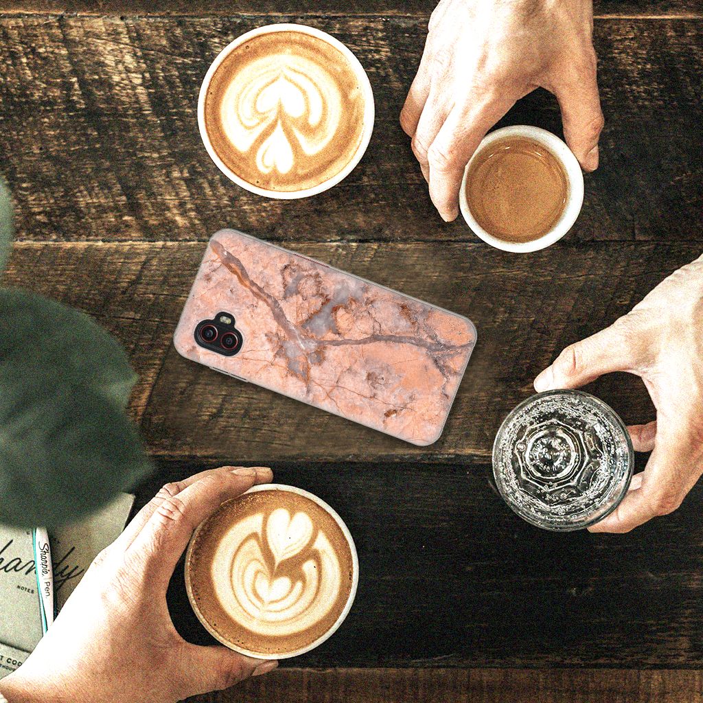 Samsung Galaxy Xcover 6 Pro TPU Siliconen Hoesje Marmer Oranje met koffie en handen boven tafel