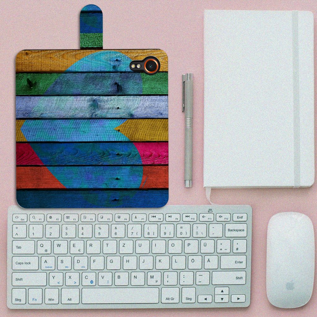 Samsung Galaxy Xcover 7 Book Style Case Wood Heart - Cadeau voor je Vriend met kleurrijk houten hartje 🎁.