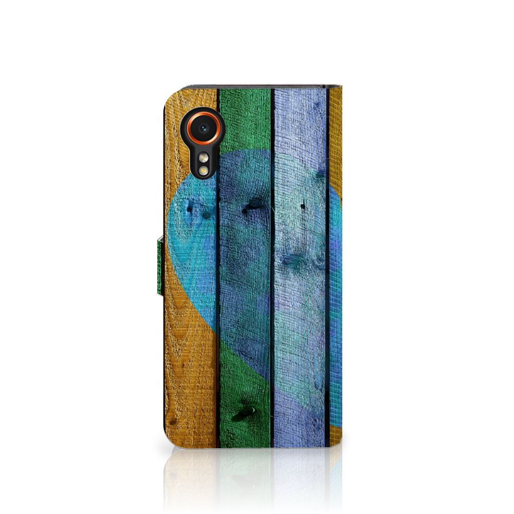 Samsung Galaxy Xcover 7 Book Style Case Wood Heart - Cadeau voor je Vriend met kleurrijk houtdesign.