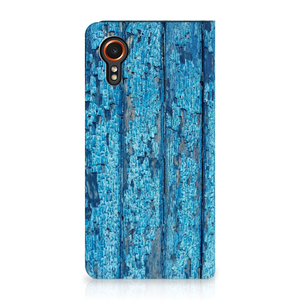 Samsung Galaxy Xcover 7 Book Wallet Case Wood Blue met een prachtig blauw houten design voor gebruiksgemak en bescherming.