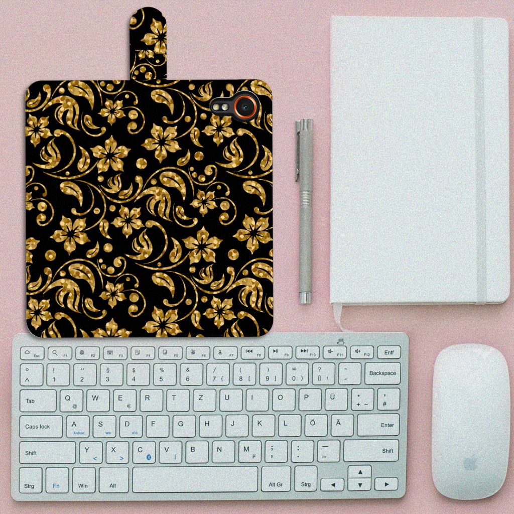 Samsung Galaxy Xcover 7 Hoesje Gouden Bloemen met elegante gouden bloemenprint op zwart, ideaal als cadeau!