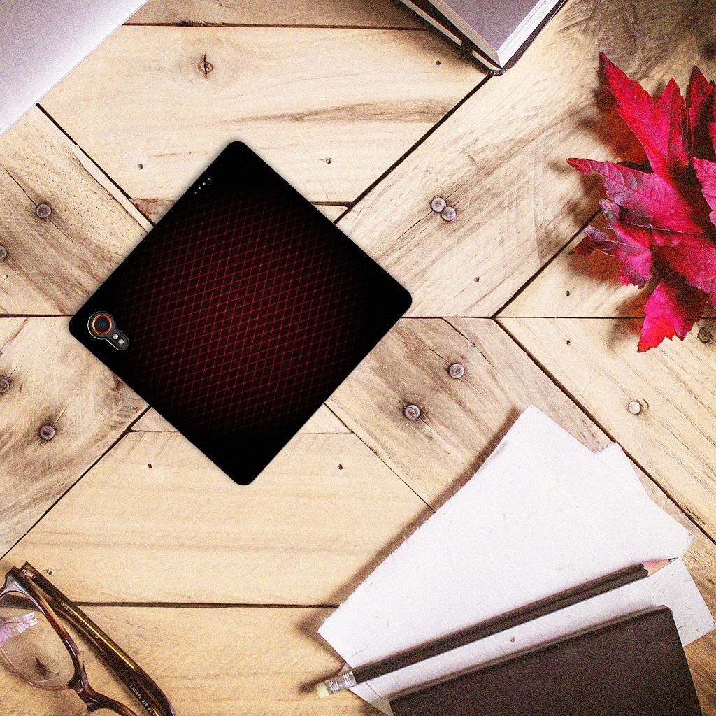 Samsung Galaxy Xcover 7 Hoesje met Magneet Geruit Rood op een houten tafel met notitieboek en bril.