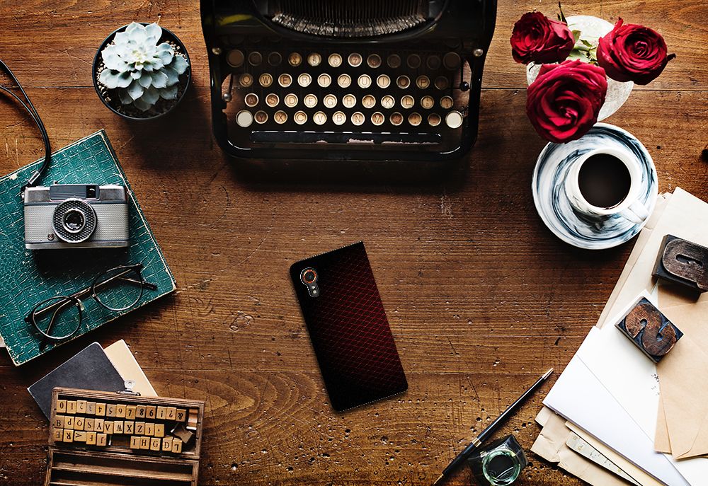 Samsung Galaxy Xcover 7 Hoesje met Magneet Geruit Rood op een bureau met vintage accessoires.