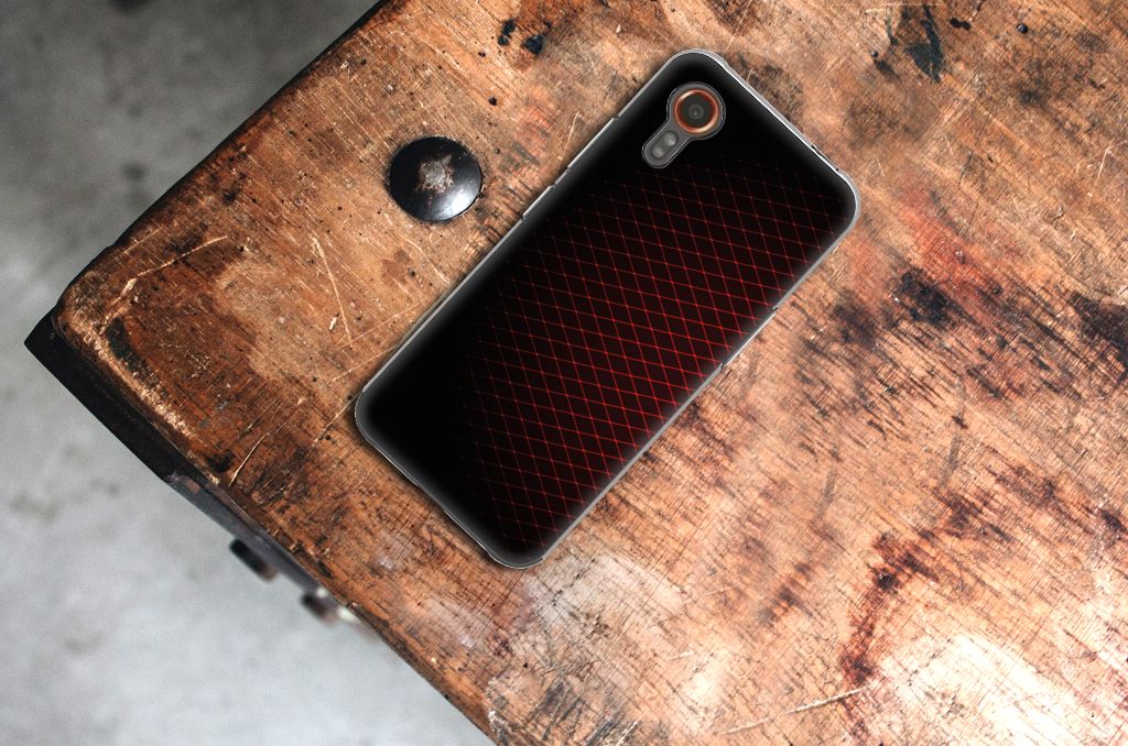 Samsung Galaxy Xcover 7 TPU bumper Geruit Rood achterkant op houten tafel