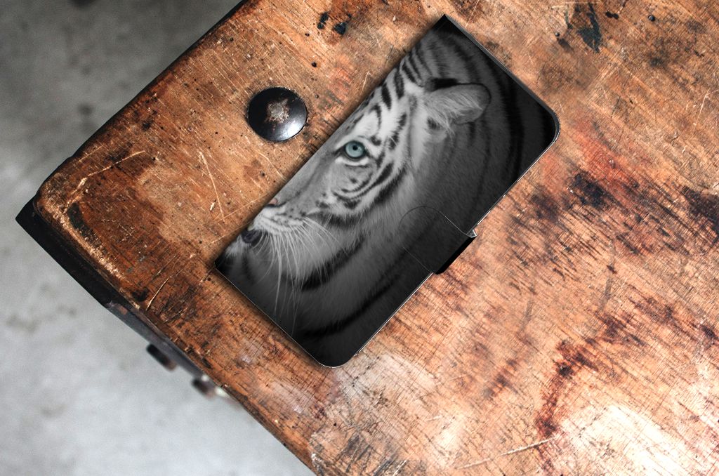 Samsung Galaxy Xcover 7 Telefoonhoesje met Pasjes Tijger tijger design zijkant