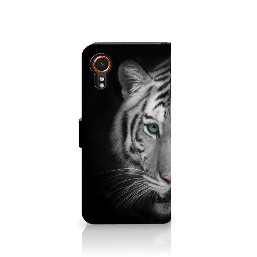 Samsung Galaxy Xcover 7 Telefoonhoesje met Pasjes Tijger tijger design zijaanzicht