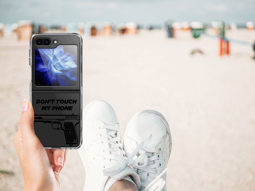 Samsung Galaxy Z Flip 5 Silicone-hoesje Pistol DTMP hand strand aanzicht