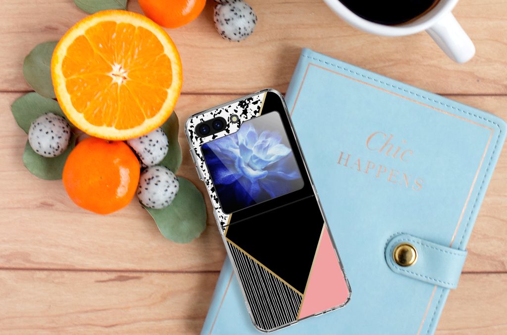 Samsung Galaxy Z Flip 5 TPU Hoesje Zwart Roze Vormen design back view op tafel met sinaasappel en notitieboek