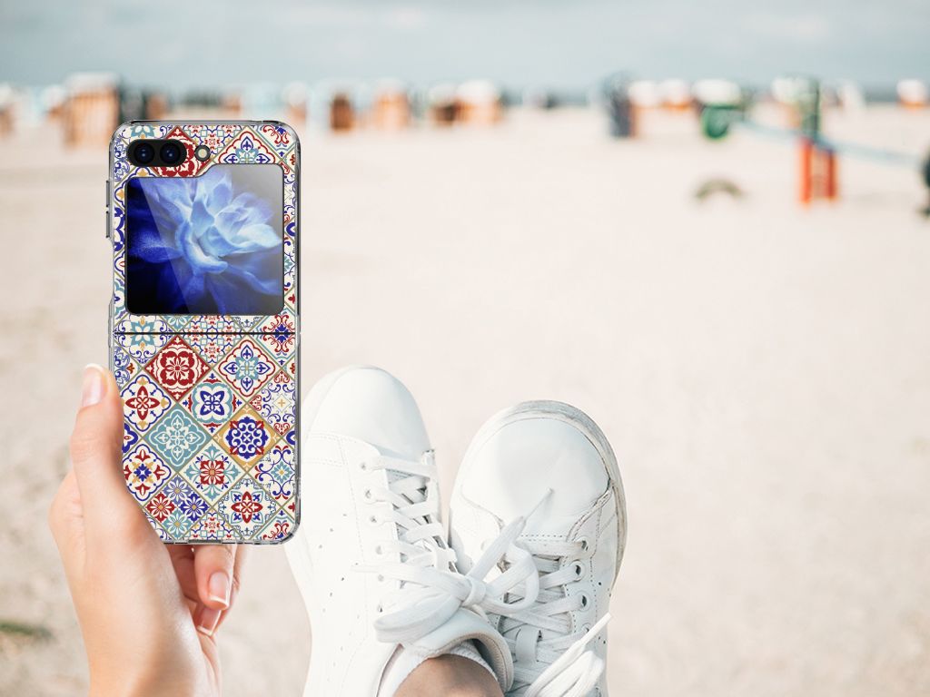 Samsung Galaxy Z Flip 5 TPU Siliconen Hoesje Tiles Color design handhold anzicht