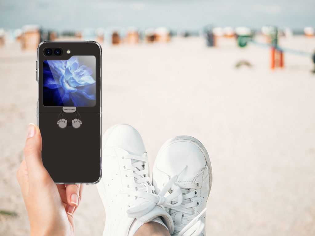 Samsung Galaxy Z Flip 5 Telefoonhoesje met Naam Gorilla in hand op het strand, perfect cadeau met stijl en bescherming.